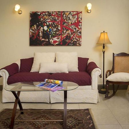 Ground Floor Apartment Located In Hometown, 5 Min Walk To The Beach Saint James Kültér fotó