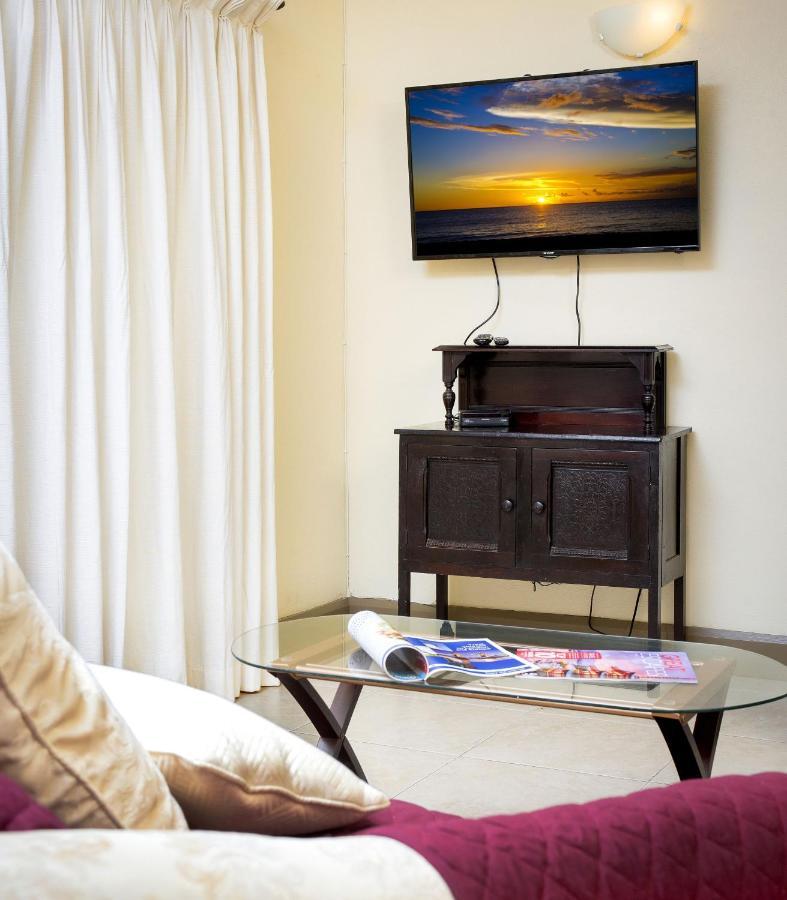Ground Floor Apartment Located In Hometown, 5 Min Walk To The Beach Saint James Kültér fotó